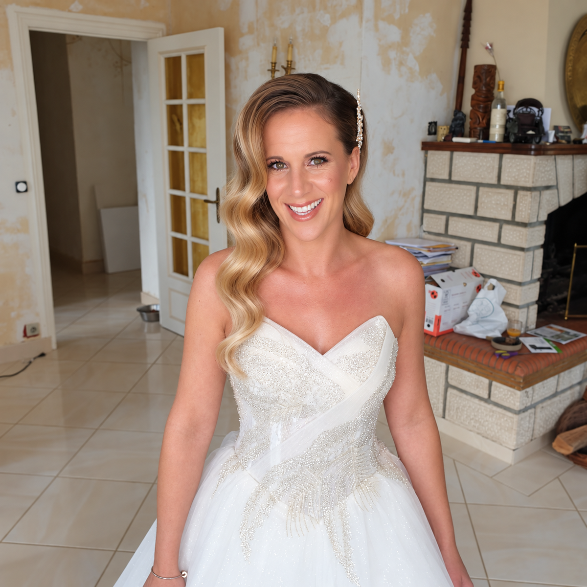 Maquillage mariée glamour lumineux et coiffure wavy blonde - Anjali Bride